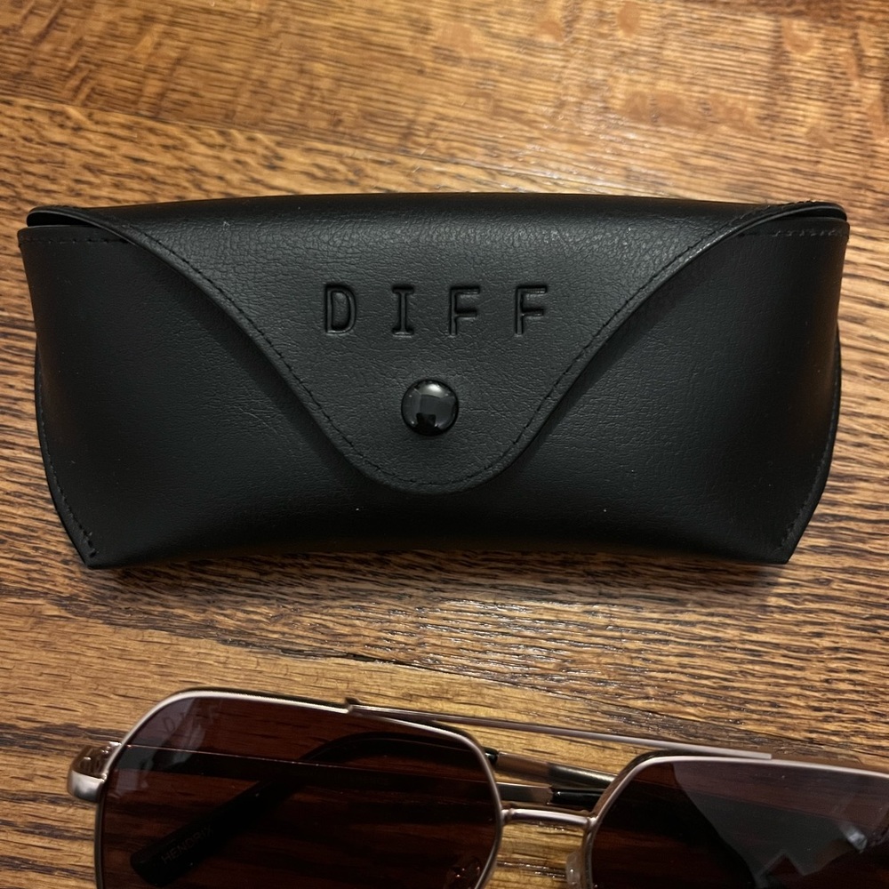 Diff eyewear Hendrix aviators new with case but not box - Picture 2 of 2